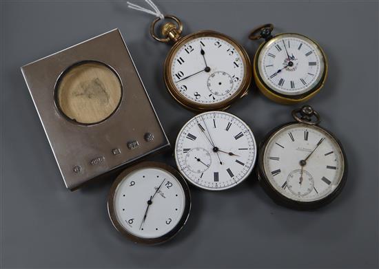 A modern silver mounted quartz desk timepiece and four assorted pocket watches/movements including one silver.